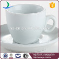 Taza y platillo de cerámica blanca respetuosos del medio ambiente para el diseño de encargo de la insignia del té o del café